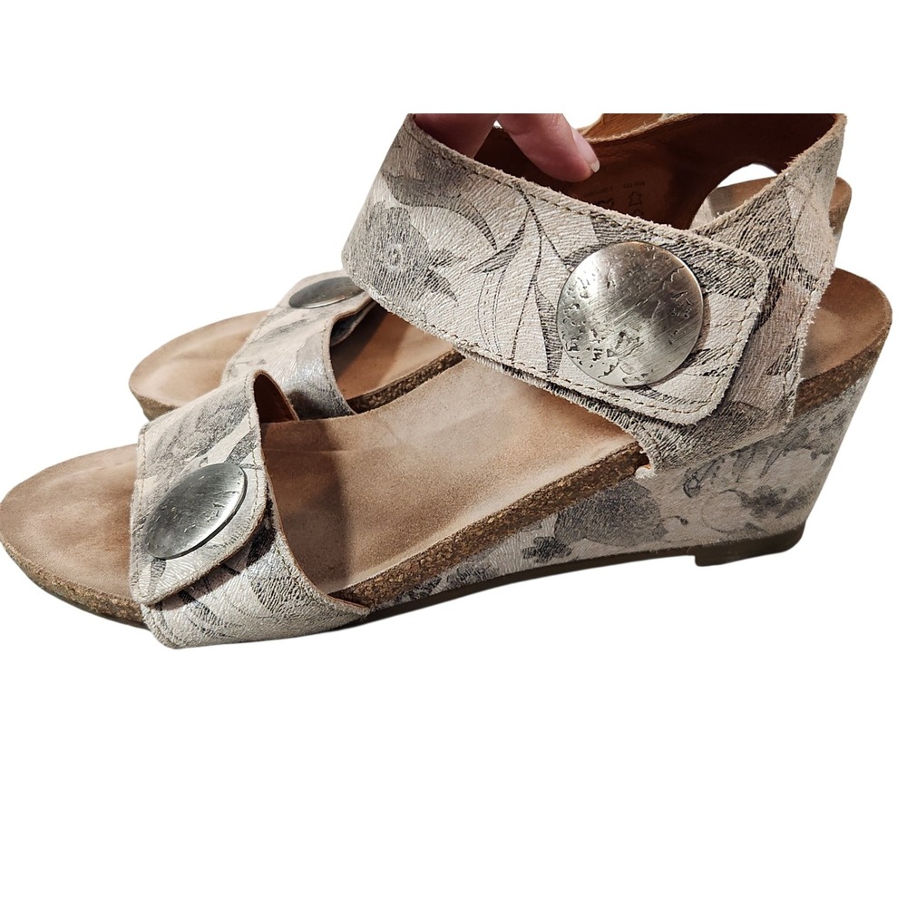 Taos Carousel 2 Wedge Sandals Womens 8-8.5 Silver Metallic Floral Leather